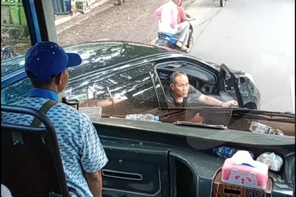 Viral! Pengendara Mobil Hitam Hantam Kaca Bus MGI Hingga Pecah di Cianjur