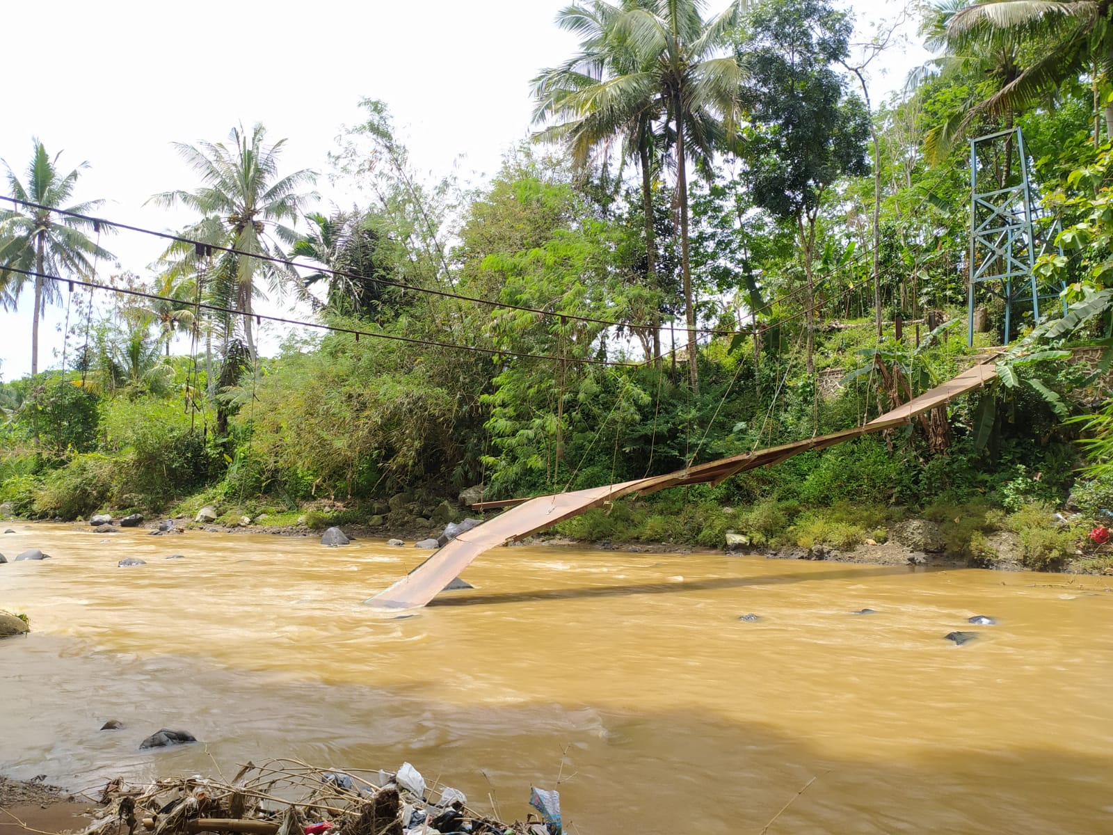 Cuaca Buruk, Jembatan Penguhubung di Cibeber Cianjur Ambruk