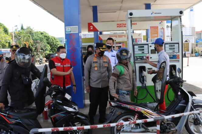
 Polisi Pantau Sejumlah SPBU di Cianjur, Tak Ada Antrean Panjang Kendaraan.(Foto: Istimewa)