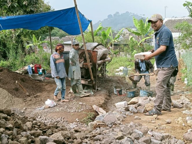 
 Sejumlah warga secara swakelola tengah mengerjakan pembangunan jalan menuju lahan pertanian di Kp. Tarigu Sindanglaya.
Foto: Rendi Irawan/ Cianjur Update