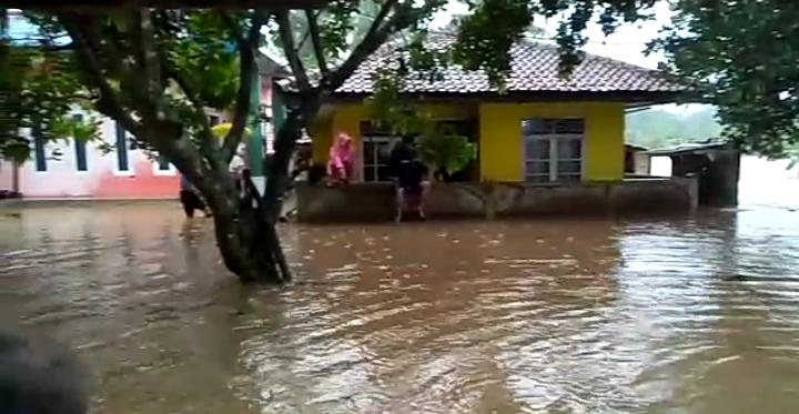 Banjir Terjang Delapan Desa di Cibeber, 50 Warga Derita Gatal-Gatal