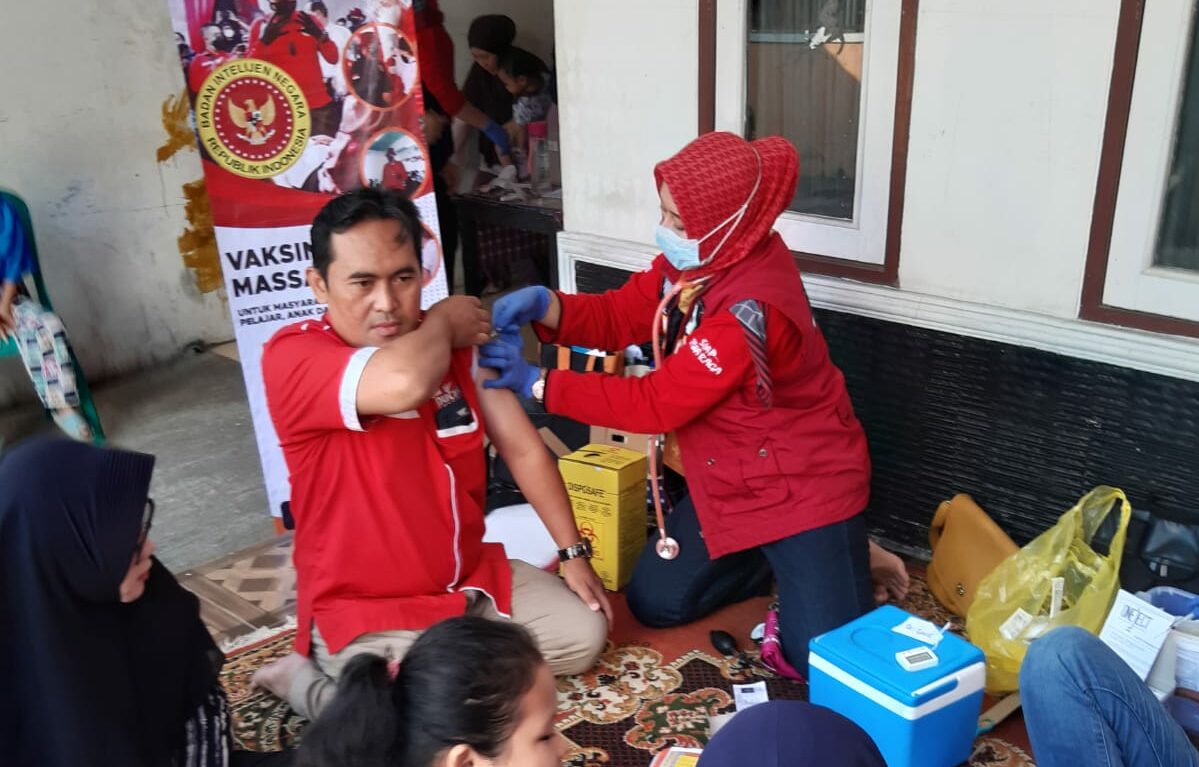 Vaksinasi Massal BIN RI Target 3000 Dosis Bagi Warga Karangtengah yang Belum Divaksin