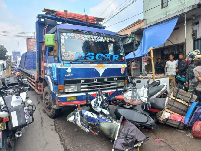 
 Diduga Rem blong, Truk Fuso Hantam Belasan Motor di Pasar Gekbrong Cianjur