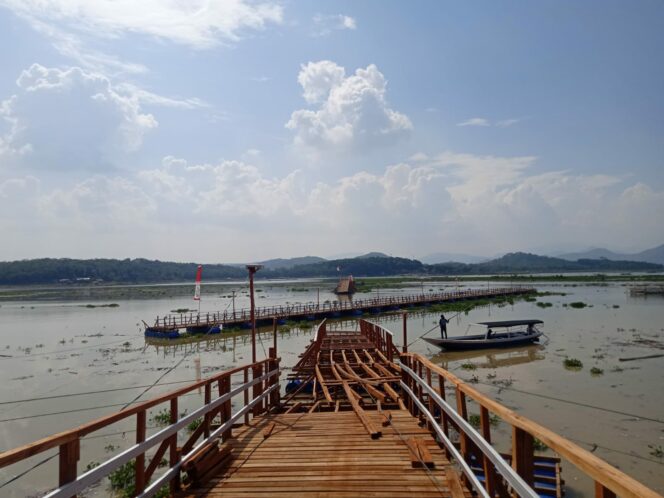 
 Jembatan Apung Terpanjang Rusak Akibat Luapan Sungai Cisokan