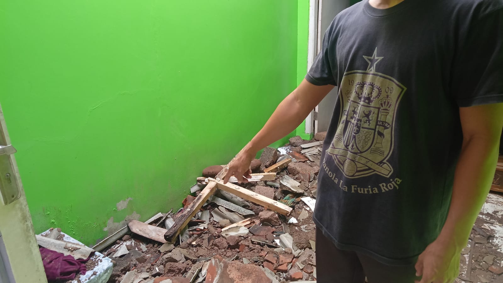 Hujan Deras, Atap Rumah di Cianjur Ambruk