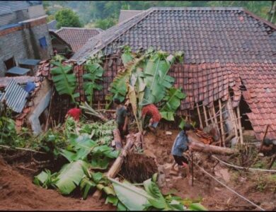 Banjir dan Longsor Terjang Campaka Cianjur, Satu Rumah Hampir Roboh