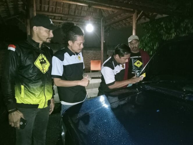 
 SIMBOLIS: Sejumlah pengurus IKC saat sedang menempelkan stiker secara simbolis kepada kendaraan anggota baru.
Foto: Reza Renaldi/ Cianjur Update