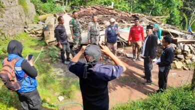 Angin Puting Beliung Robohkan Rumah di Mande Cianjur, Tagana dan Dinsos Beri Bantuan
