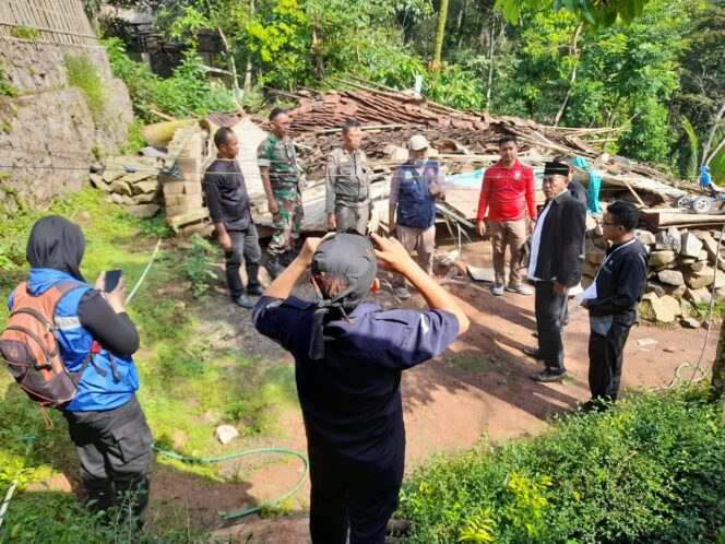 
 Angin Puting Beliung Robohkan Rumah di Mande Cianjur, Tagana dan Dinsos Beri Bantuan.(Foto: Istimewa)