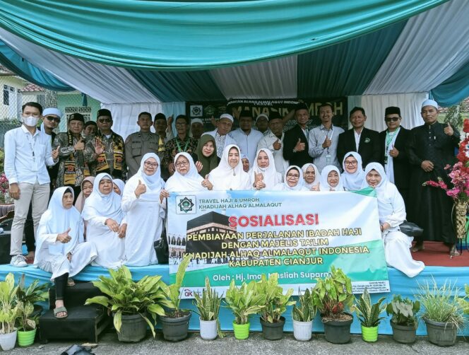 
 Sejumlah pengurus beserta calon jamaah haji saat foto bersama setelah mengikuti sosialisasi manasik haji sekaligus santunan anak yatim. (Foto: Cianjur Update)