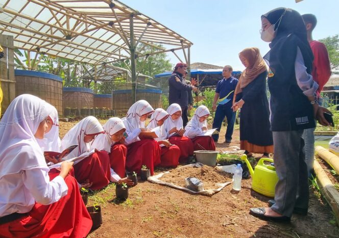 
 AQUA Mekarsari Berikan Edukasi Pertanian Ramah Lingkungan Untuk Siswa SD