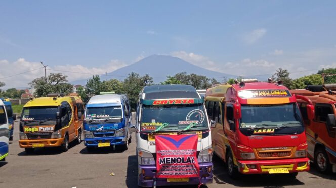 
 Ratusan Angkutan Elf Cianjur Gelar Aksi Mogok Gegara Banyak Travel Gelap