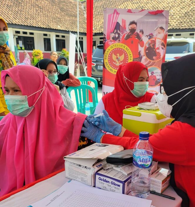
 DISUNTIK: Warga di Desa Ciherang, Karang tengah saat mengikuti Vaksinasi Covid-19. Foto: Istimewa