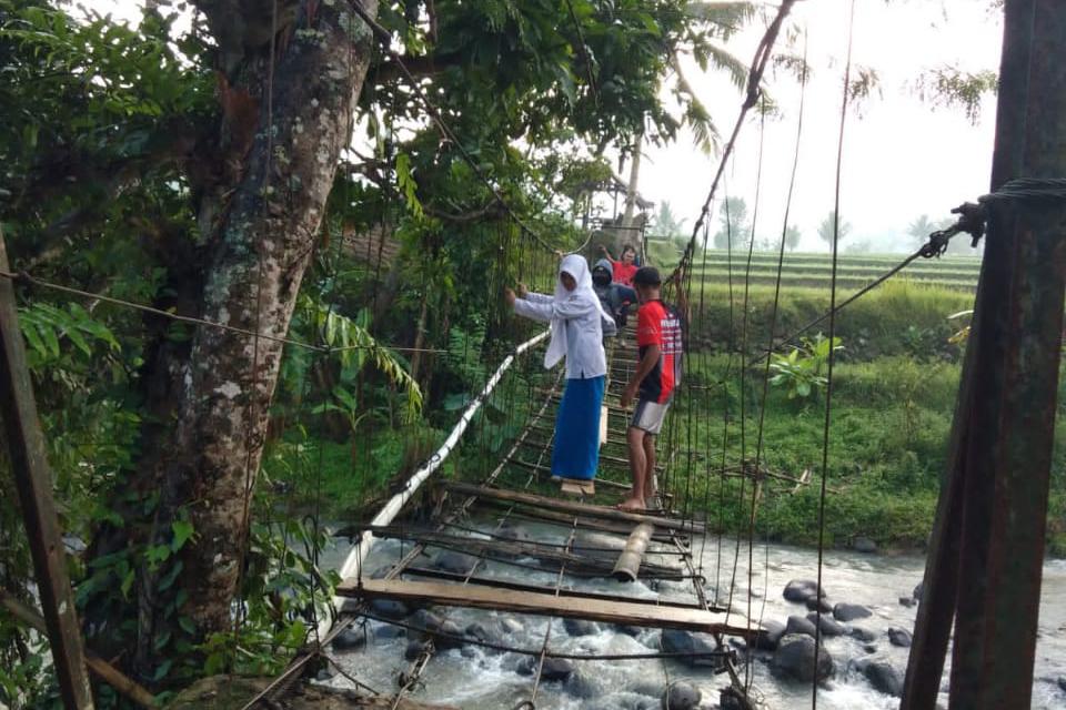 Belum Diperbaiki, Pelajar di Cianjur Bergelantungan di Jembatan Rusak Untuk Sekolah