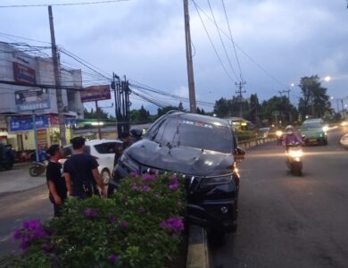 Motor Terlalu Mepet, Mobil Tersangkut di Median Jalan Abdullah Bin Nuh Cianjur