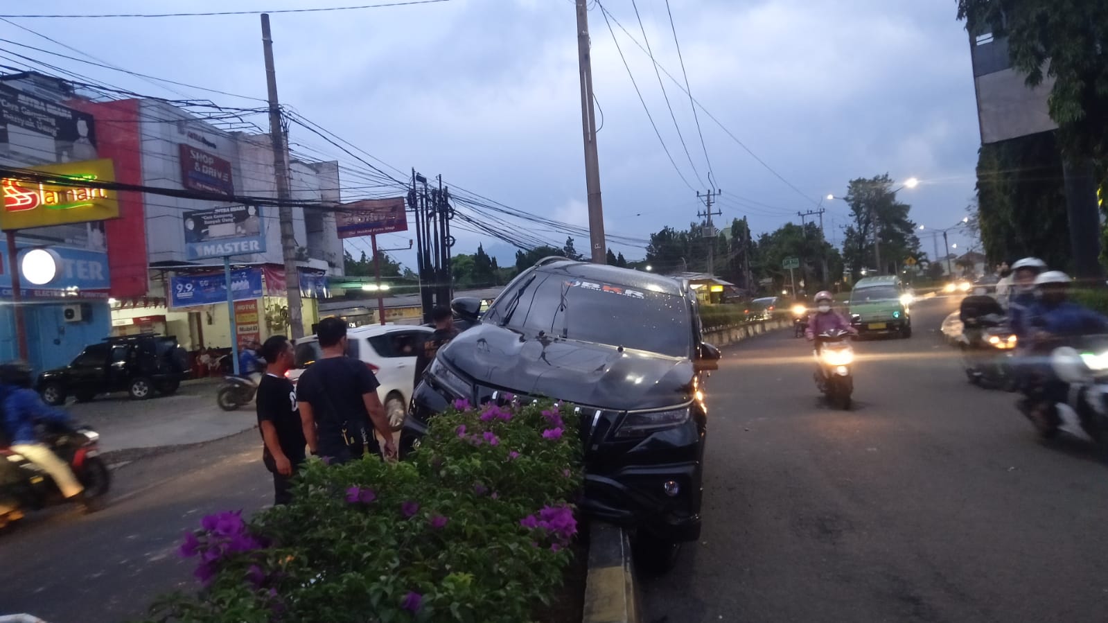 Motor Terlalu Mepet, Mobil Tersangkut di Median Jalan Abdullah Bin Nuh Cianjur