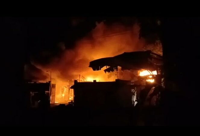 
 Ada Ledakan, Gudang Busa dan Jaring Apung Kebakaran di Sukaluyu Cianjur.(Foto: Istimewa)