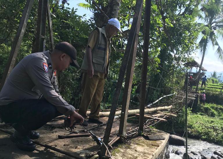 Warga dan Polsek Tanggeung Bangun Jembatan Gantung yang Rusak