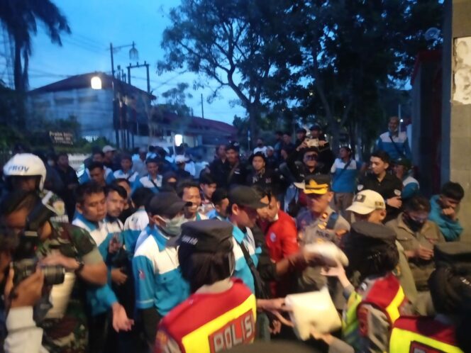 
 Massa Aksi Penolakan Kenaikan BBM Dapat Sembako dari Kapolres dan Dandim 0608 Cianjur .(Foto: Cianjur Update)