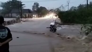 Terendam Banjir, Jembatan di Cianjur Selatan Tak Bisa Dilalui