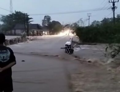 Terendam Banjir, Jembatan di Cianjur Selatan Tak Bisa Dilalui