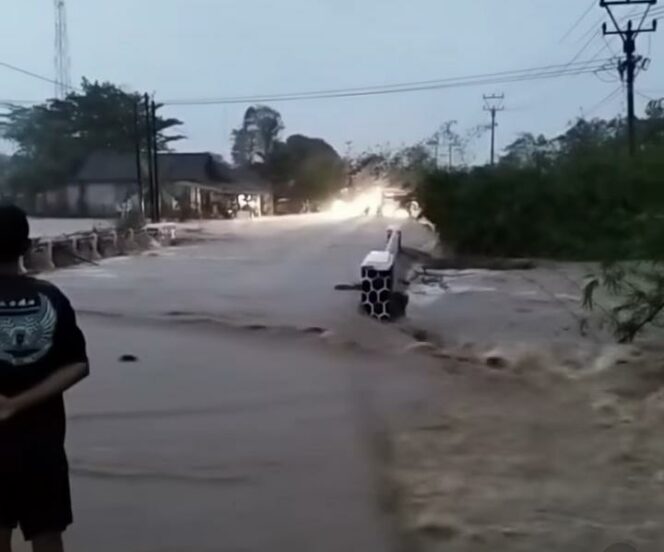
 Terendam Banjir, Jembatan di Cianjur Selatan Tak Bisa Dilalui.(Foto: Istimewa)