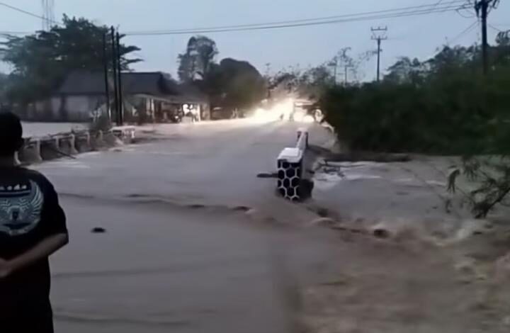 Terendam Banjir, Jembatan di Cianjur Selatan Tak Bisa Dilalui