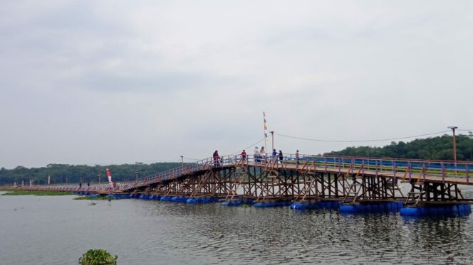 
 Jembatan Apung Terpanjang di Jawa Barat Sudah Diresmikan Dengan Nama Ki Jagabaya.(Foto: Istimewa)