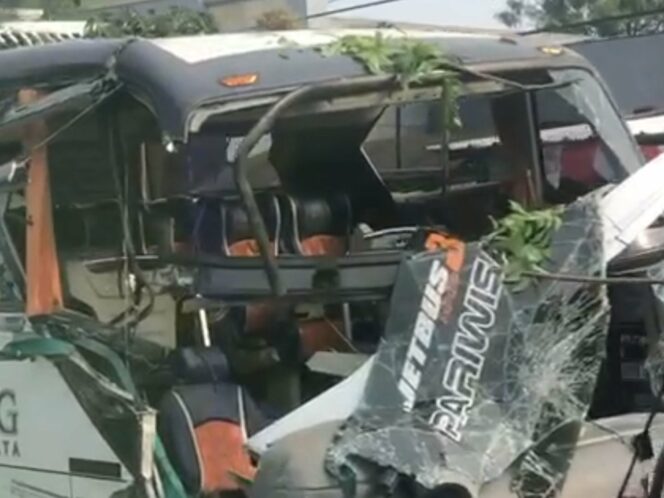 
					Kecelakaan, Bus Pariwisata Tabrak Pohon Hingga Tumbang di Sukaluyu