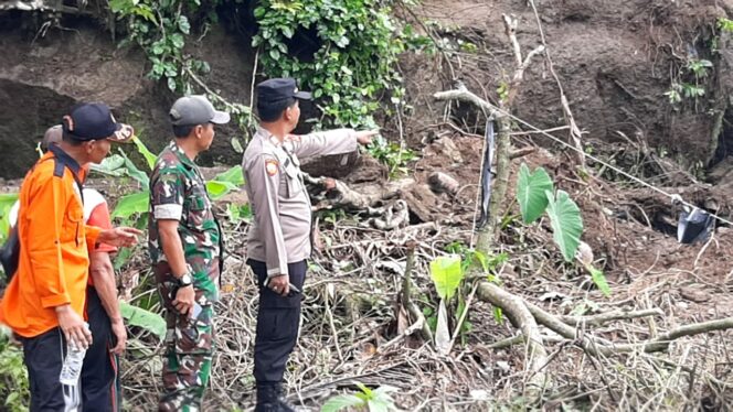 
 Bocah 11 Tahun Tertimbun Longsor di Cidaun Hingga Tewas