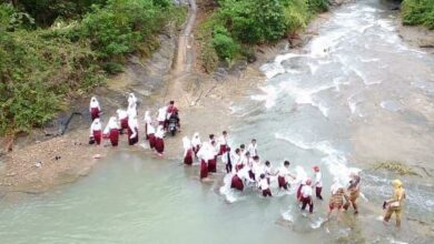 Tak Ada Jembatan, Pelajar Cianjur Selatan Rela Sebrangi Sungai Demi Sekolah