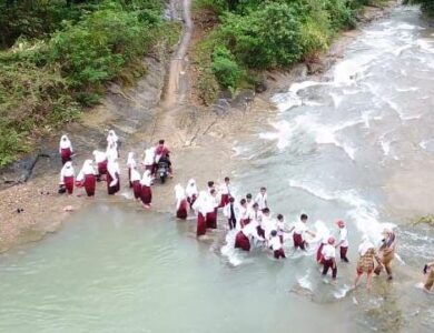 Tak Ada Jembatan, Pelajar Cianjur Selatan Rela Sebrangi Sungai Demi Sekolah