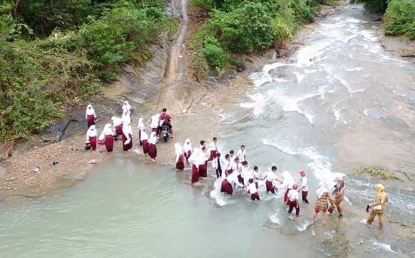 Tak Ada Jembatan, Pelajar Cianjur Selatan Rela Sebrangi Sungai Demi Sekolah