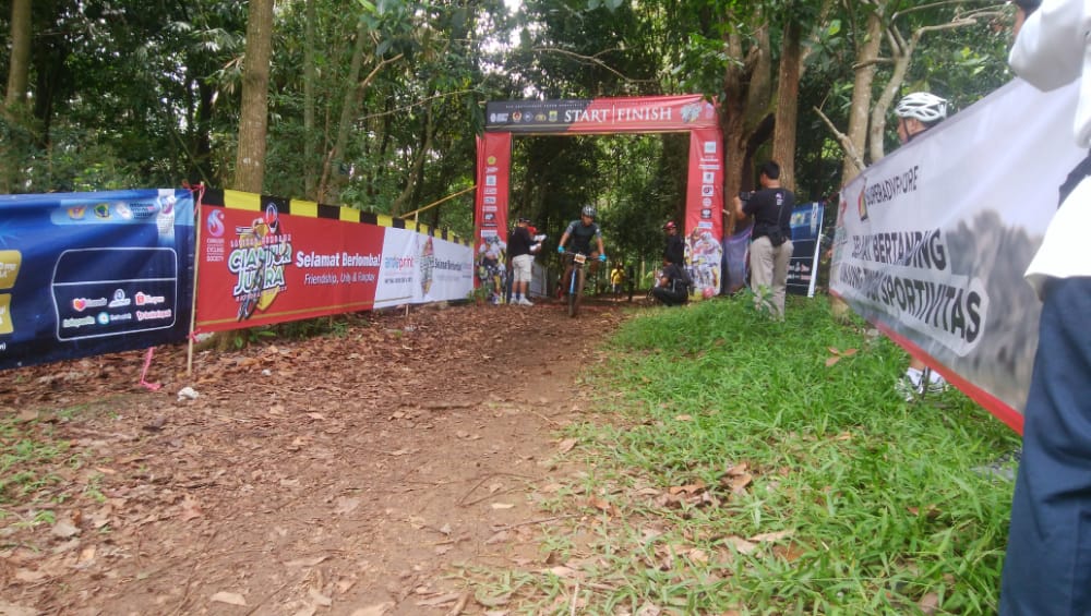 Penuh Adrenalin, Puluhan Atlet Sepeda Cianjur Jajal Trek Hukoci Dalam Kondisi Basah