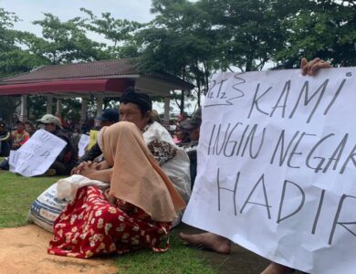 Tuntut Tuntaskan Mafia Tanah, Puluhan Petani Cianjur Unjuk Rasa