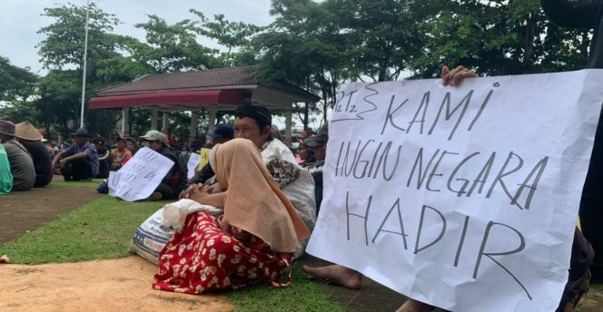 
 Tuntut Tuntaskan Mafia Tanah, Puluhan Petani Cianjur Unjuk Rasa .(Foto: Istimewa)