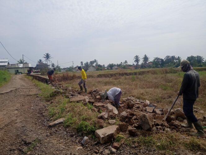 
 TPT Tidak Sesuai, Warga Sukamaju Cianjur Langsung Membongkarnya.(Foto: Istimewa)