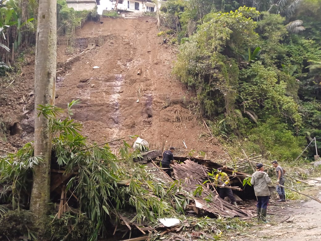 Hotel Lembah Permai Resort Cipanas Dilanda Banjir dan Longsor
