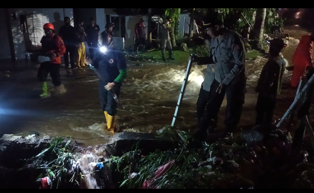 Dua Relawan Terbawa Longsor dan Banjir di Hotel Lembah Permai Resort Cipanas