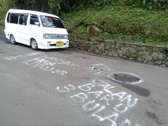 
					Baru Dua Bulan, Jalan Cianjur - Sukanagara Sudah Rusak Lagi.(Foto: Istimewa)