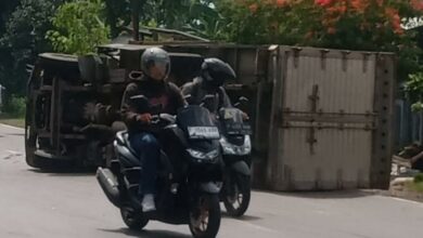 Oleng, Truk Boks Terguling di Jalan Raya Cianjur - Sukabumi 
