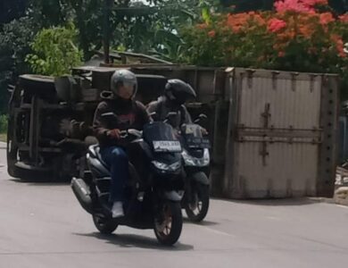 Oleng, Truk Boks Terguling di Jalan Raya Cianjur - Sukabumi