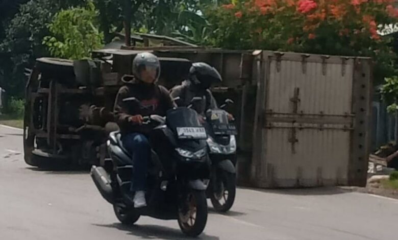 Oleng, Truk Boks Terguling di Jalan Raya Cianjur - Sukabumi