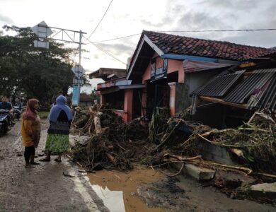 Cidaun Diterjang Banjir dan Longsor, Tiga Rumah Terbawa, Puluhan Warga Terdampak