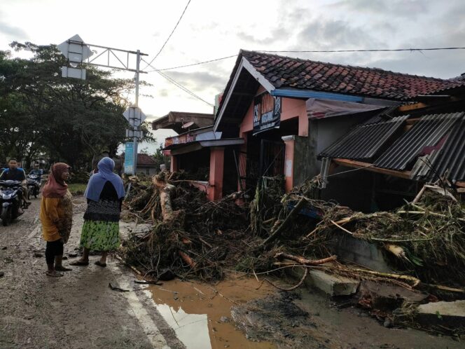 
 Cidaun Diterjang Banjir dan Longsor, Tiga Rumah Terbawa, Puluhan Warga Terdampak.(Foto: Istimewa)