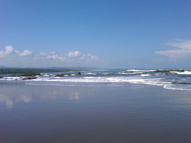 
 Pantai Jayanti dan Mitos Ritual Rahasia Untuk Memperkaya Diri.(Foto: Flickr.com)