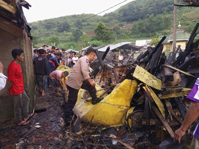 
 Diduga Arus Pendek Listrik, Rumah di Pacet Kebakaran