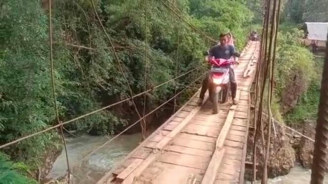 
 Saat hujan warga yang melintas kerap terpeleset karena licin. Foto: istimewa