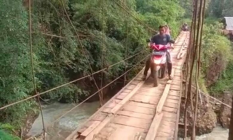Jembatan Gantung Rapuh Jadi Akses Utama Warga Waringinsari Takokak