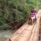 Jembatan Gantung Rapuh Jadi Akses Utama Warga Waringinsari Takokak